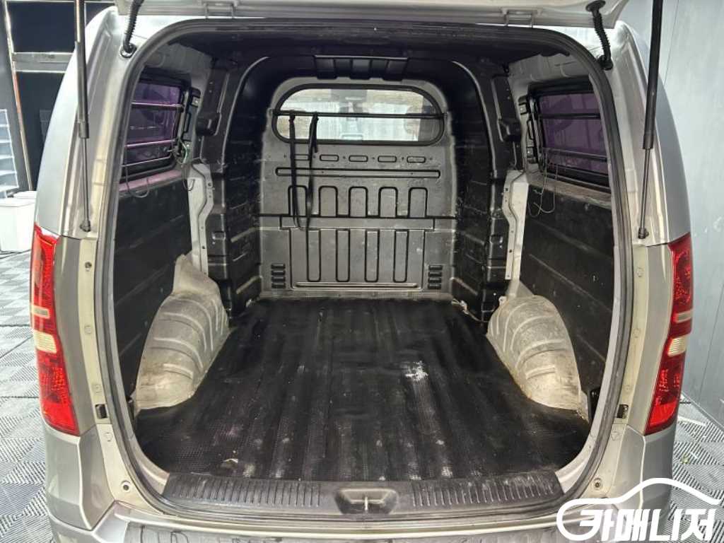 Hyundai Starex Grand Starex Van 5-Seater thumbnail 5