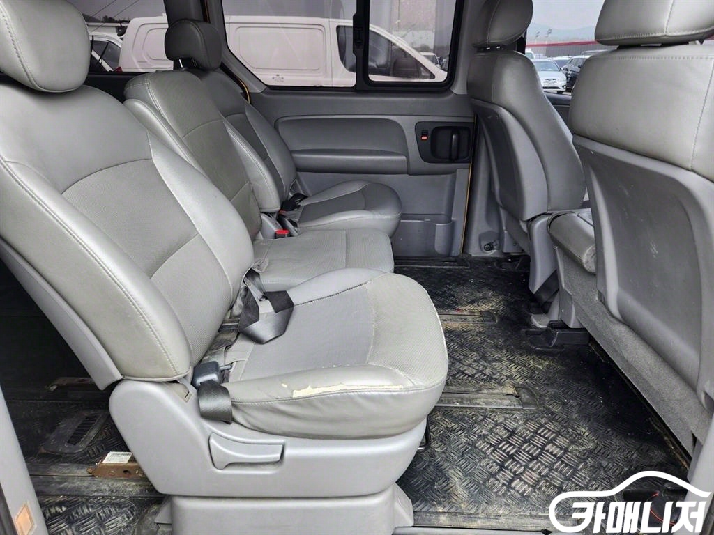 Hyundai Starex Grand Starex 12-Seater Wagon thumbnail 15
