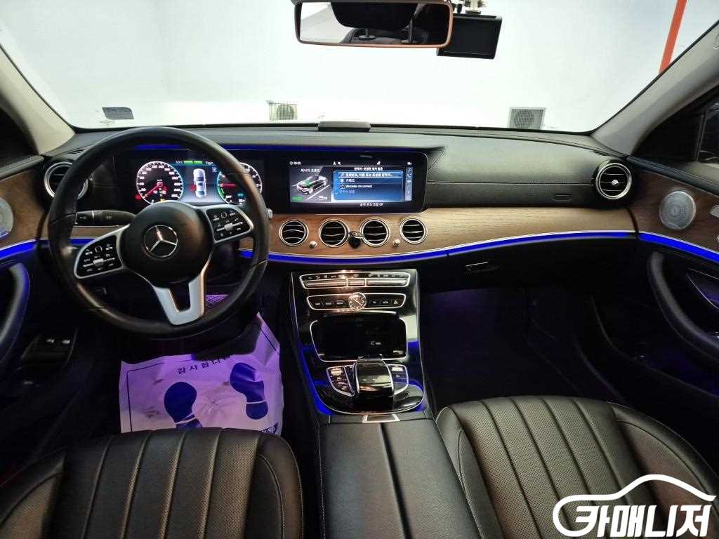 Mercedes-Benz E-Class E-Class W213 E300e Exclusive thumbnail 7