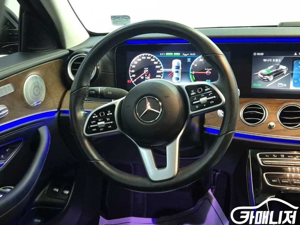 Mercedes-Benz E-Class E-Class W213 E300e Exclusive thumbnail 9