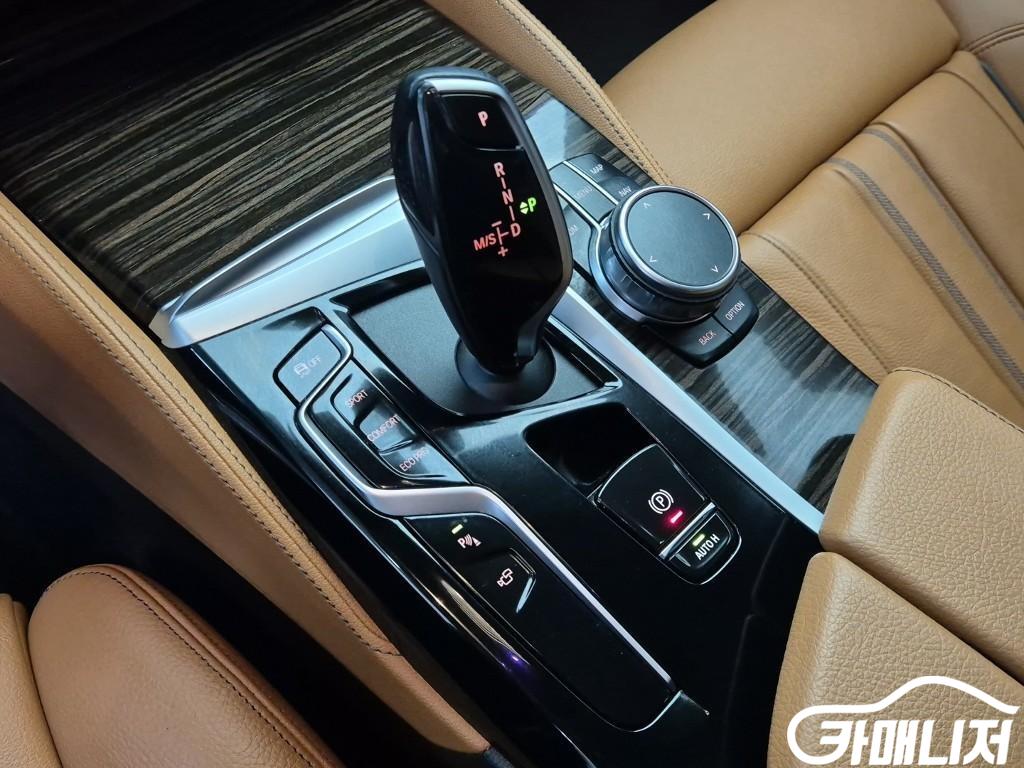 BMW 5 Series 520i thumbnail 8