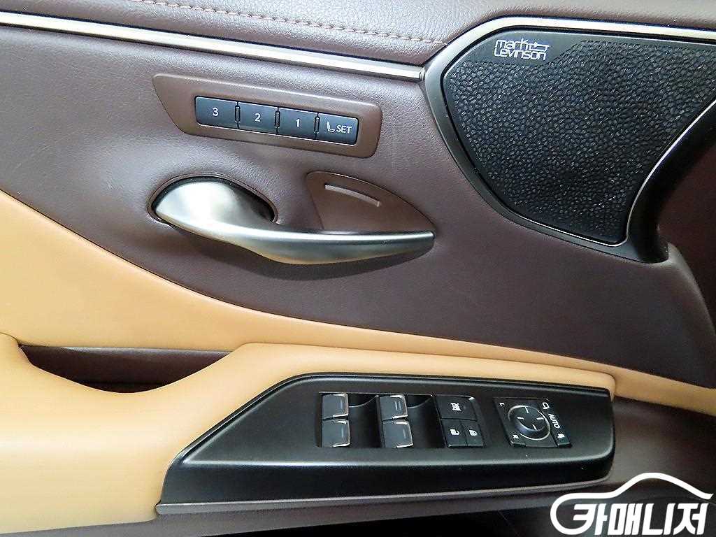 Lexus ES ES300h 7th Gen Executive thumbnail 13