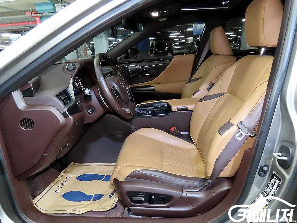 Lexus ES ES300h 7th Gen Executive thumbnail 6