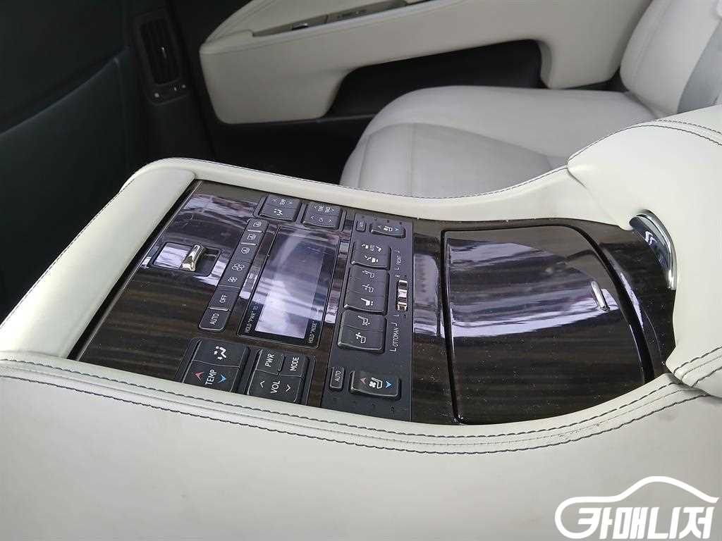 Lexus LS LS600hL 4-Seater thumbnail 12