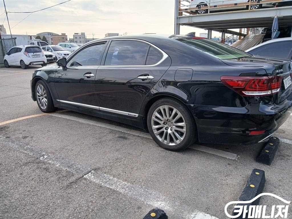 Lexus LS LS600hL 4-Seater thumbnail 2