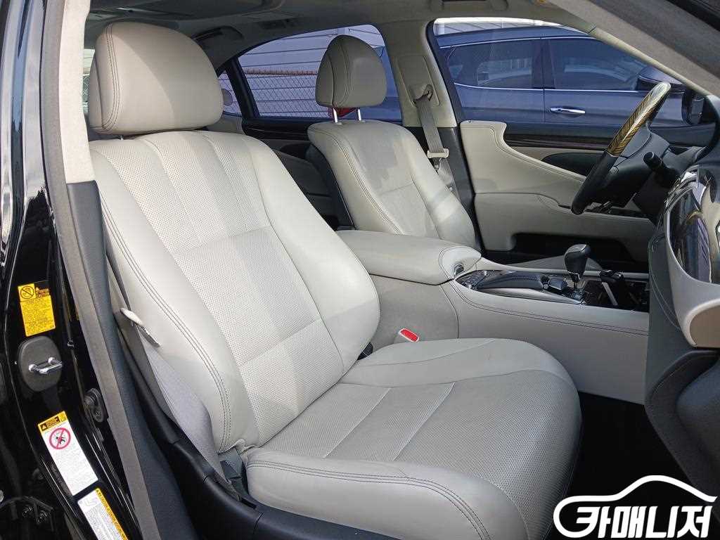 Lexus LS LS600hL 4-Seater thumbnail 7