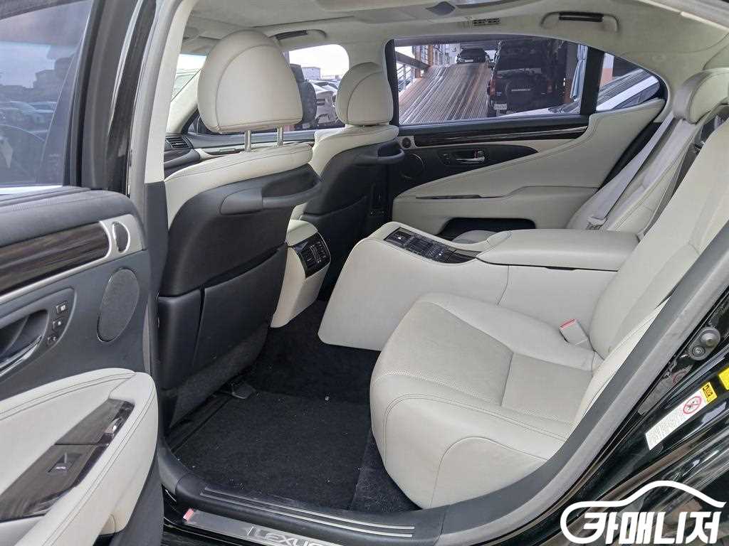 Lexus LS LS600hL 4-Seater thumbnail 8