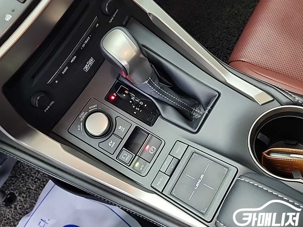 Lexus NX NX 300h Executive thumbnail 8