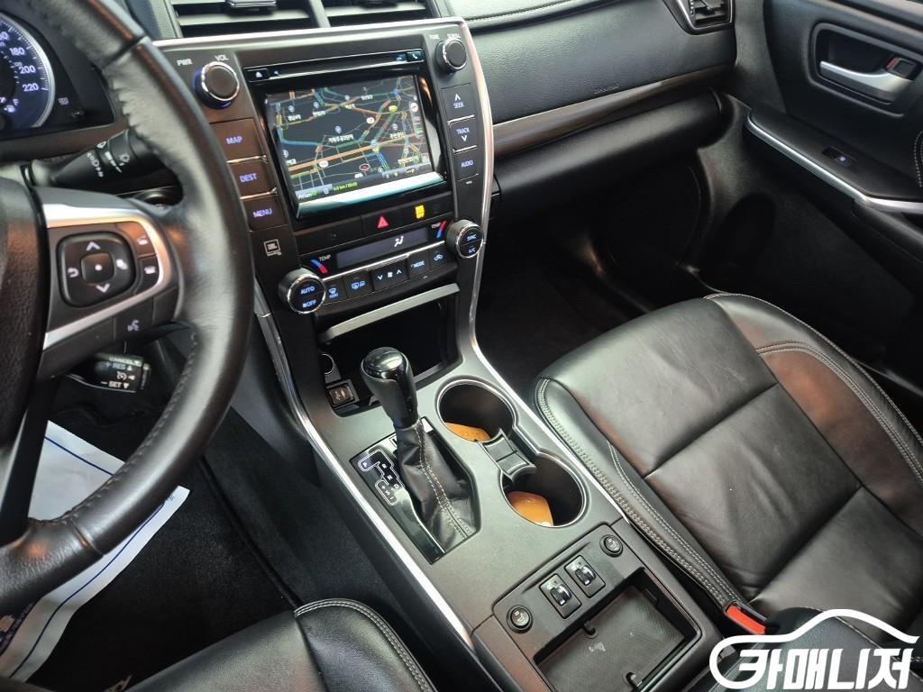 Toyota Camry 2.5 XLE thumbnail 10