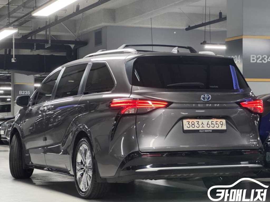 Toyota Sienna 2.5 2WD Hybrid thumbnail 2