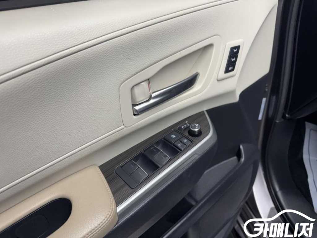 Toyota Sienna 2.5 2WD Hybrid thumbnail 7