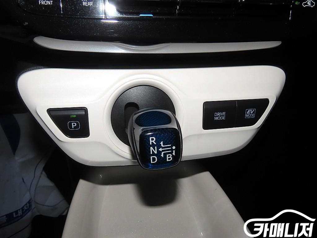 Toyota Prius Prius 4th Gen 1.8 E thumbnail 12