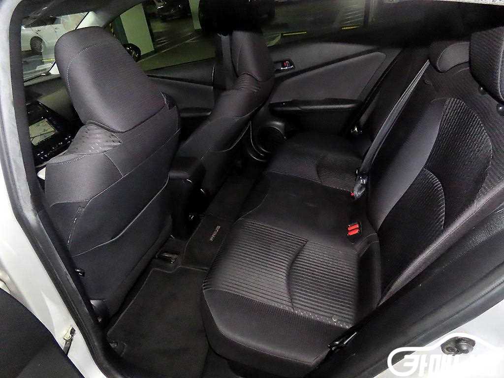 Toyota Prius Prius 4th Gen 1.8 E thumbnail 7