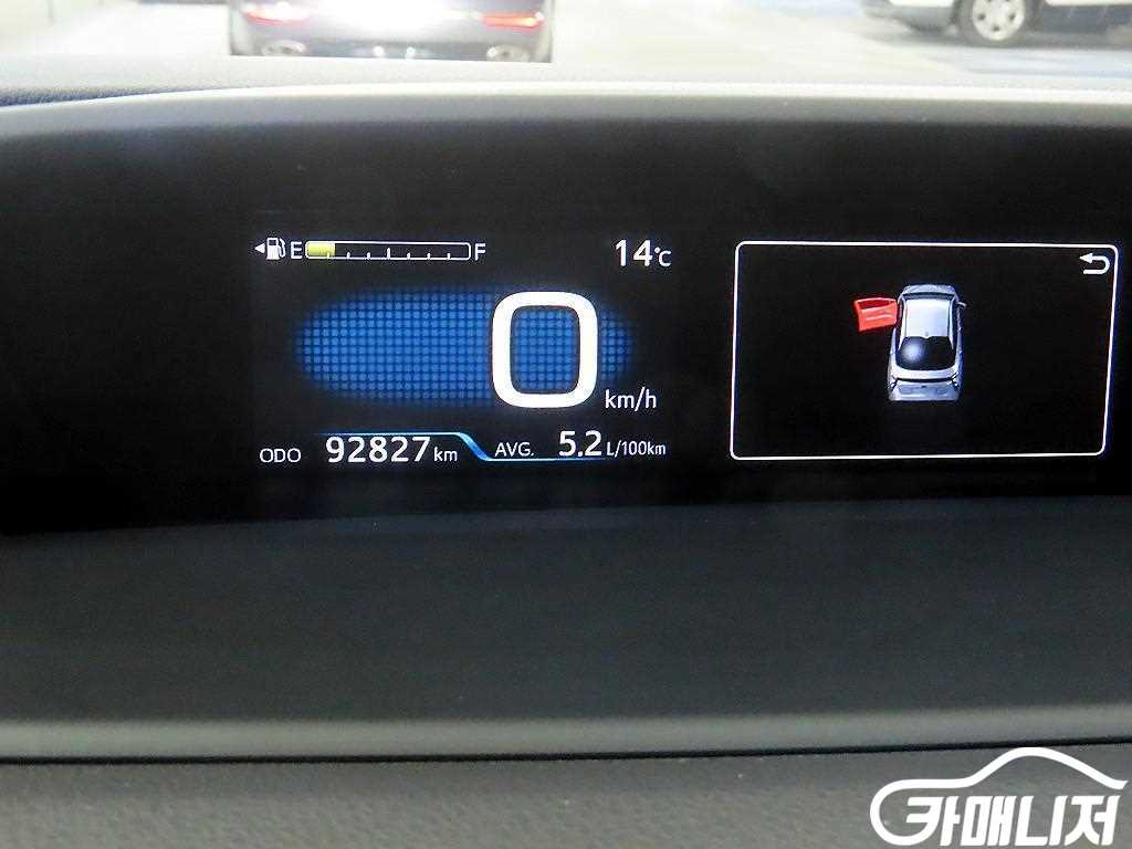 Toyota Prius Prius 4th Gen 1.8 E thumbnail 9