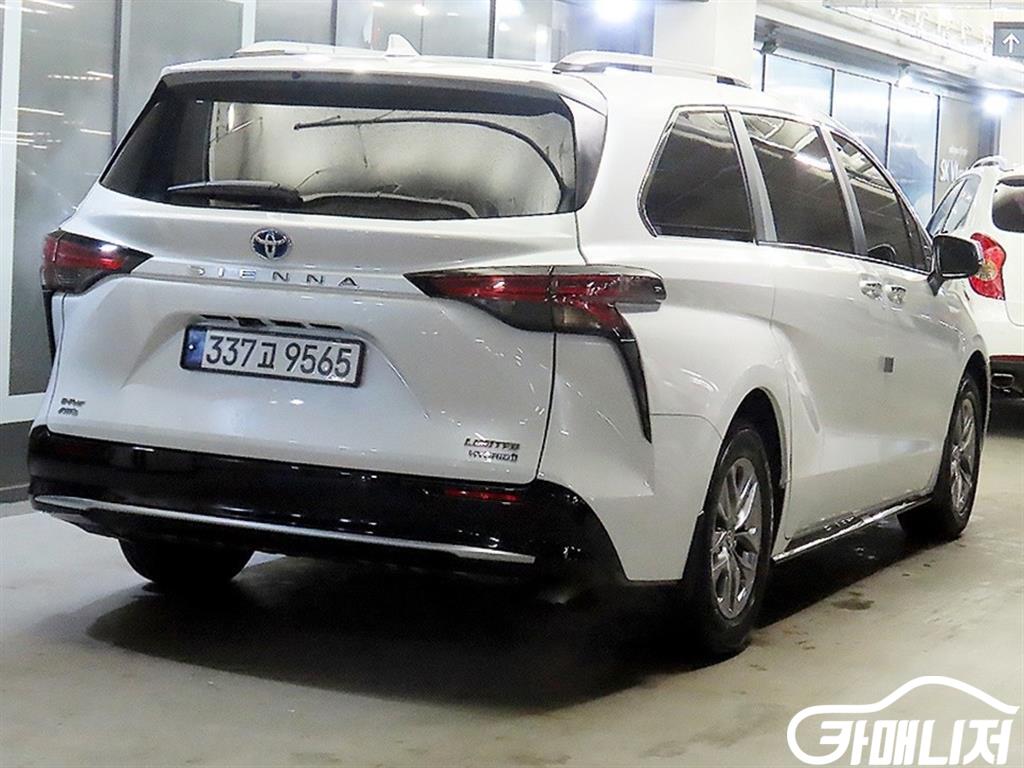 Toyota Sienna 2.5 AWD Hybrid thumbnail 4
