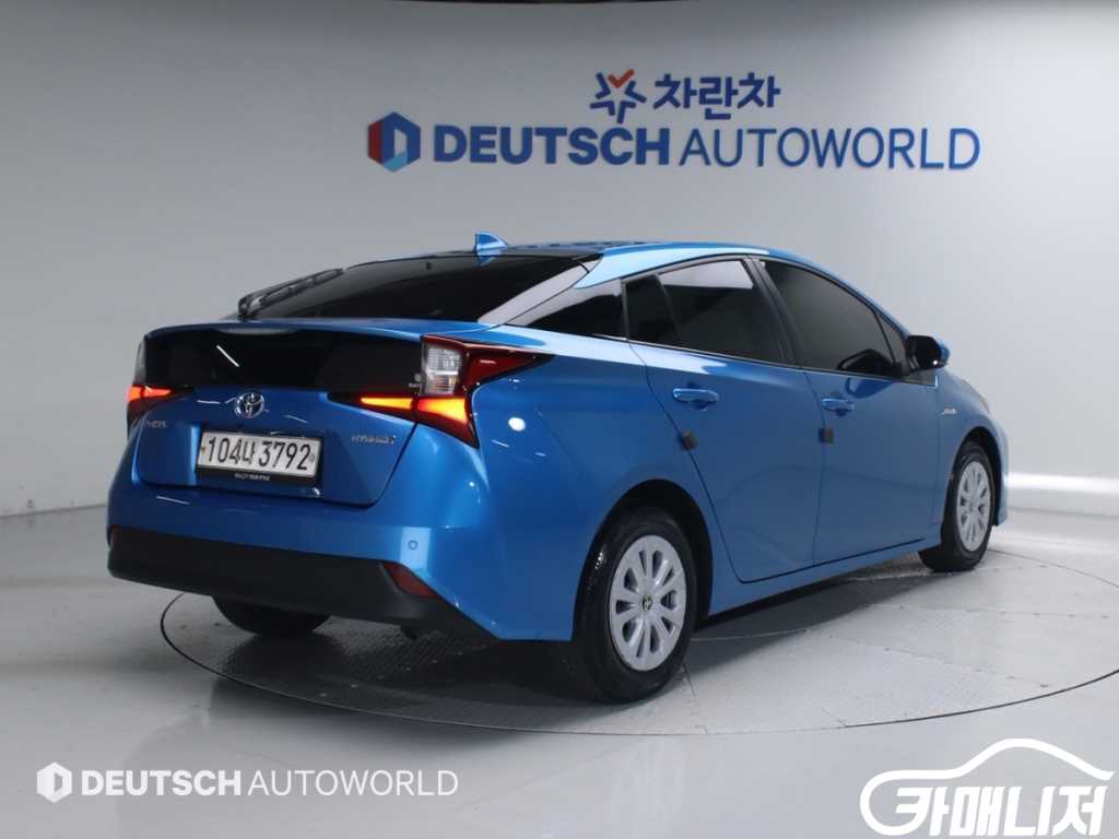 Toyota Prius Prius 4th Gen 1.8 thumbnail 2