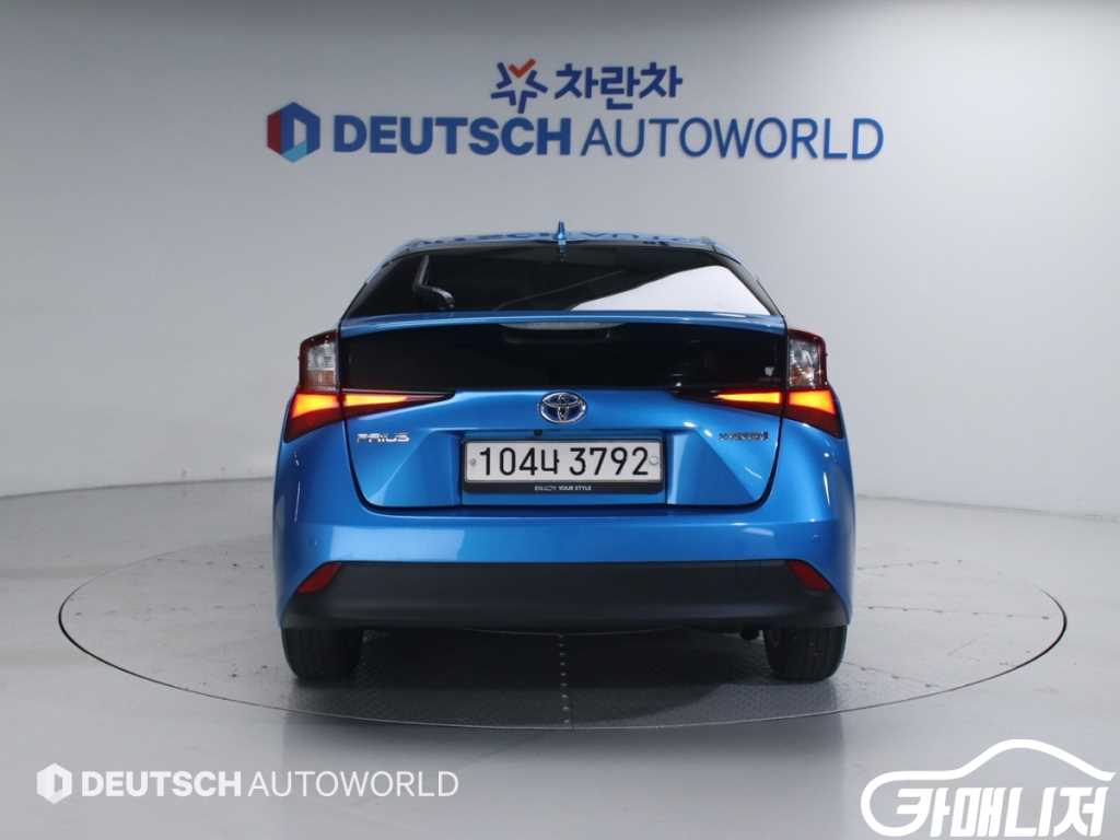 Toyota Prius Prius 4th Gen 1.8 thumbnail 4