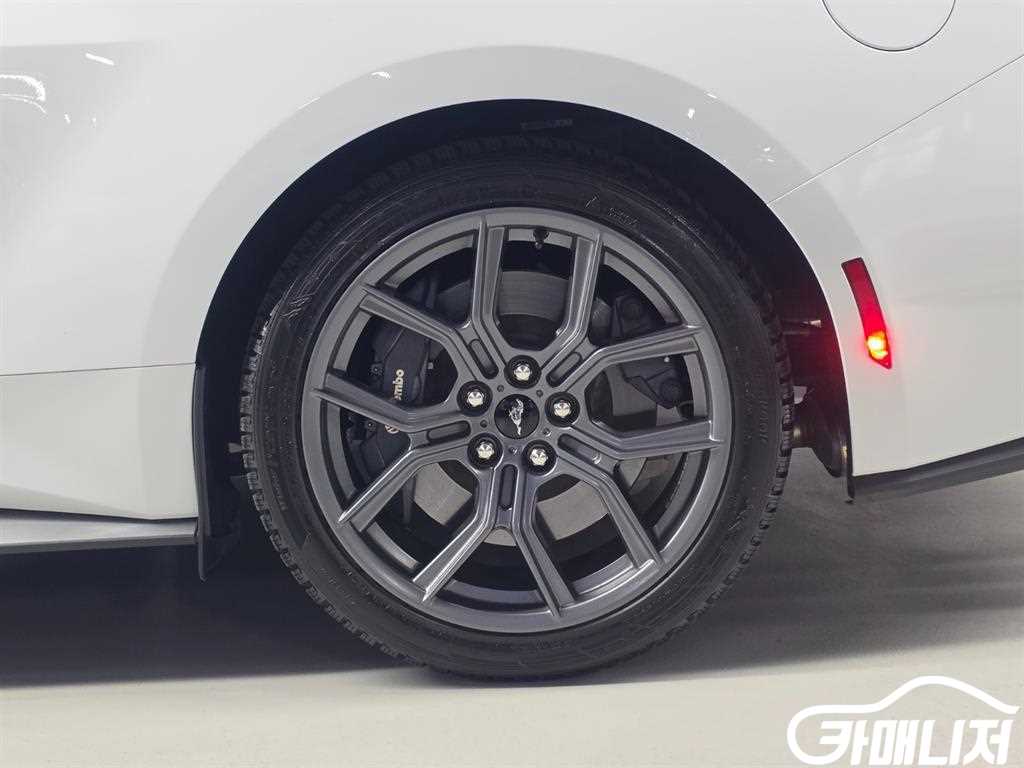 Ford Mustang Mustang 7th Gen 2.3 EcoBoost Premium Coupe thumbnail 5