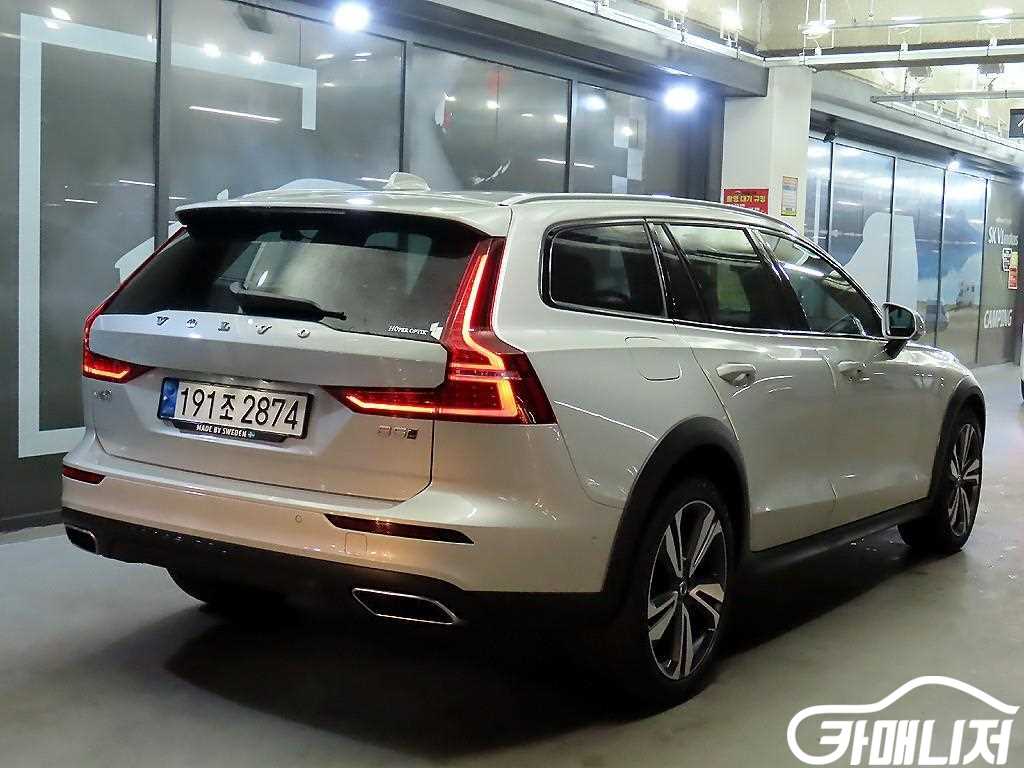 Volvo V60 V60 Cross Country 2nd Gen 2.0 B5 Peuro AWD thumbnail 4