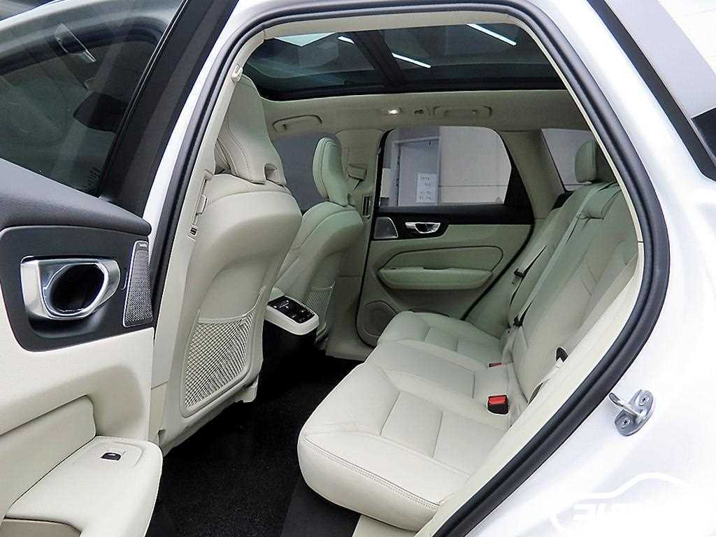 Volvo XC60 B5 AWD Ulteura Bright thumbnail 6
