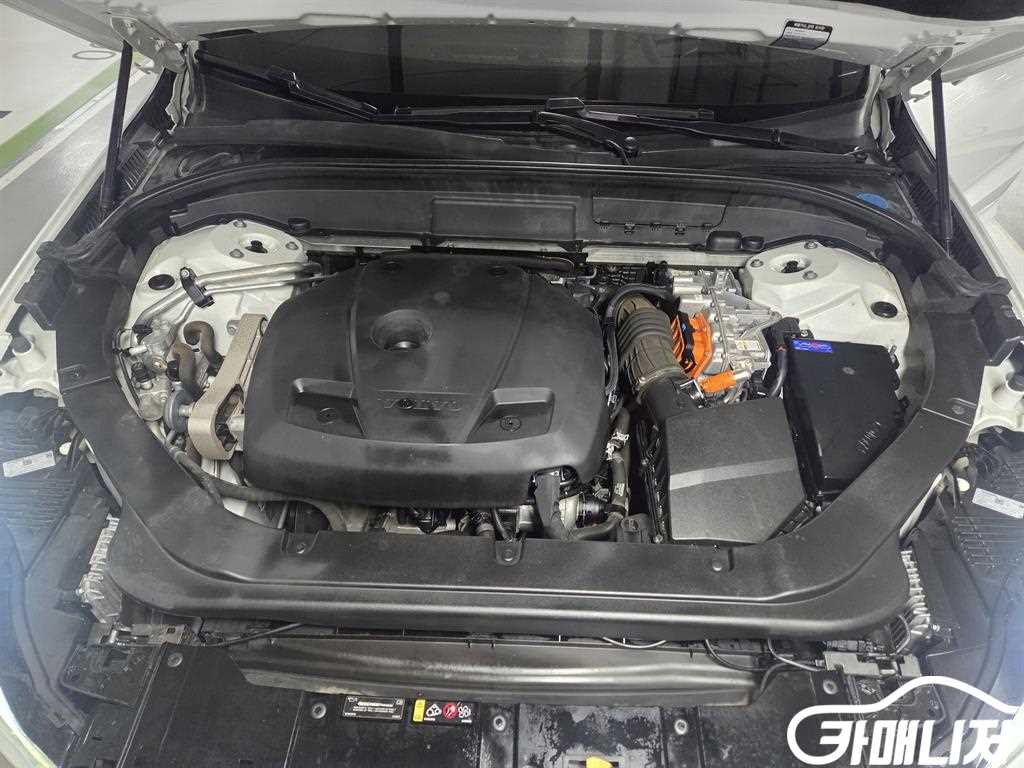 Volvo XC60 T8 AWD R-Design thumbnail 19