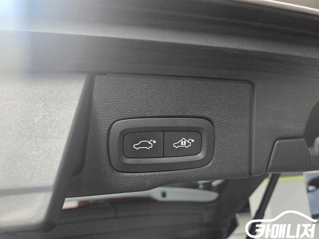 Volvo XC60 T8 AWD R-Design thumbnail 20