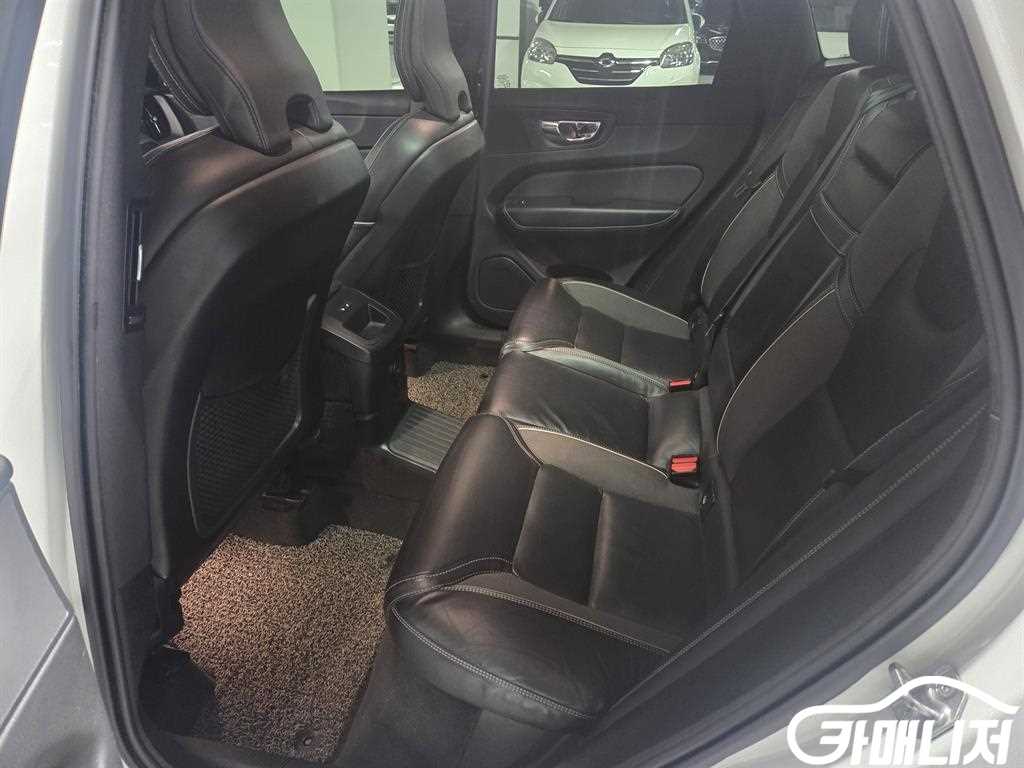 Volvo XC60 T8 AWD R-Design thumbnail 9