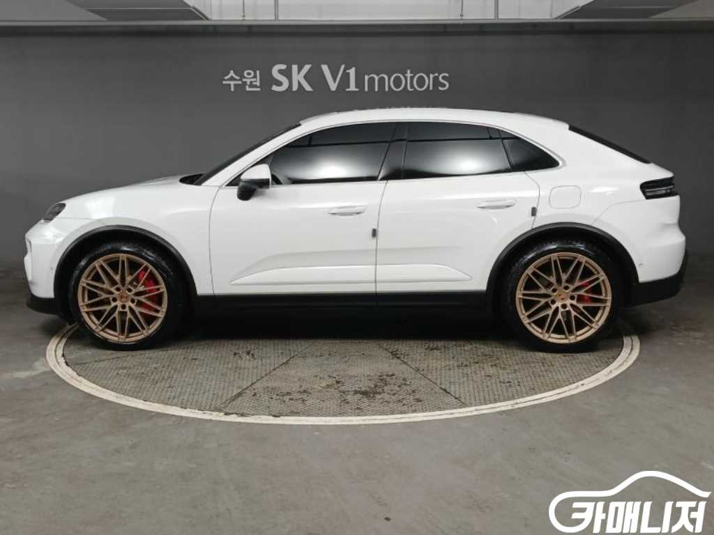 Porsche Macan Macan EV 4S thumbnail 4