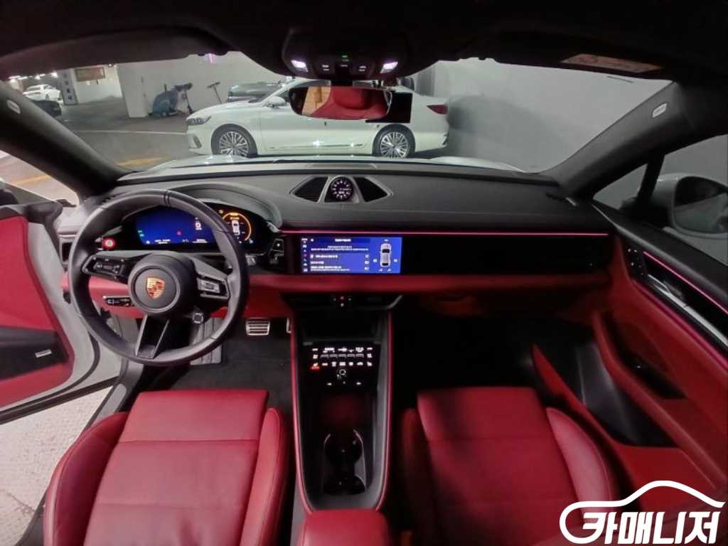 Porsche Macan Macan EV 4S thumbnail 5