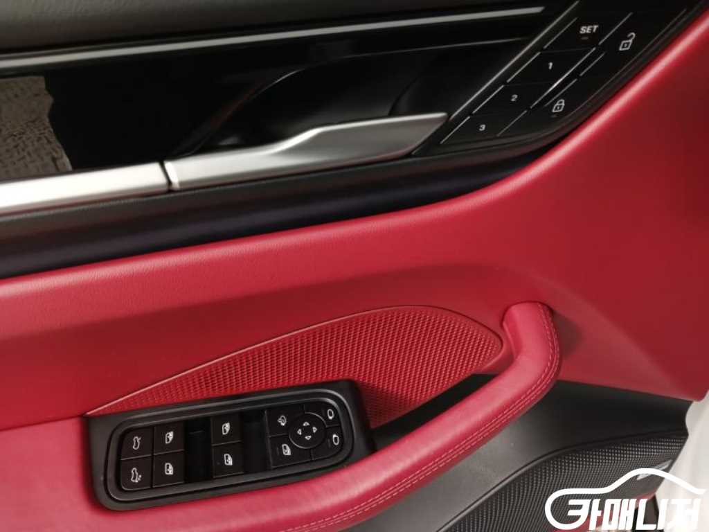 Porsche Macan Macan EV 4S thumbnail 8