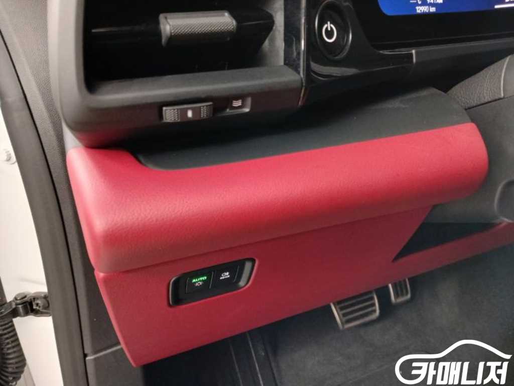 Porsche Macan Macan EV 4S thumbnail 9