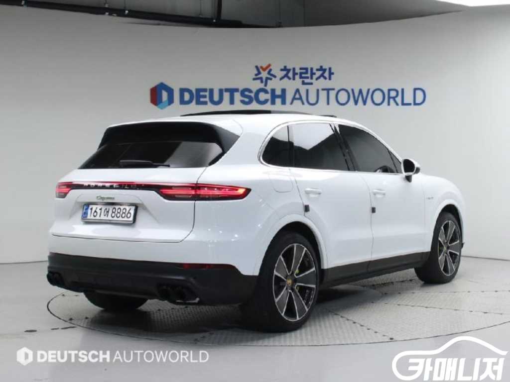 Porsche Cayenne 3.0 E-Hybrid thumbnail 2