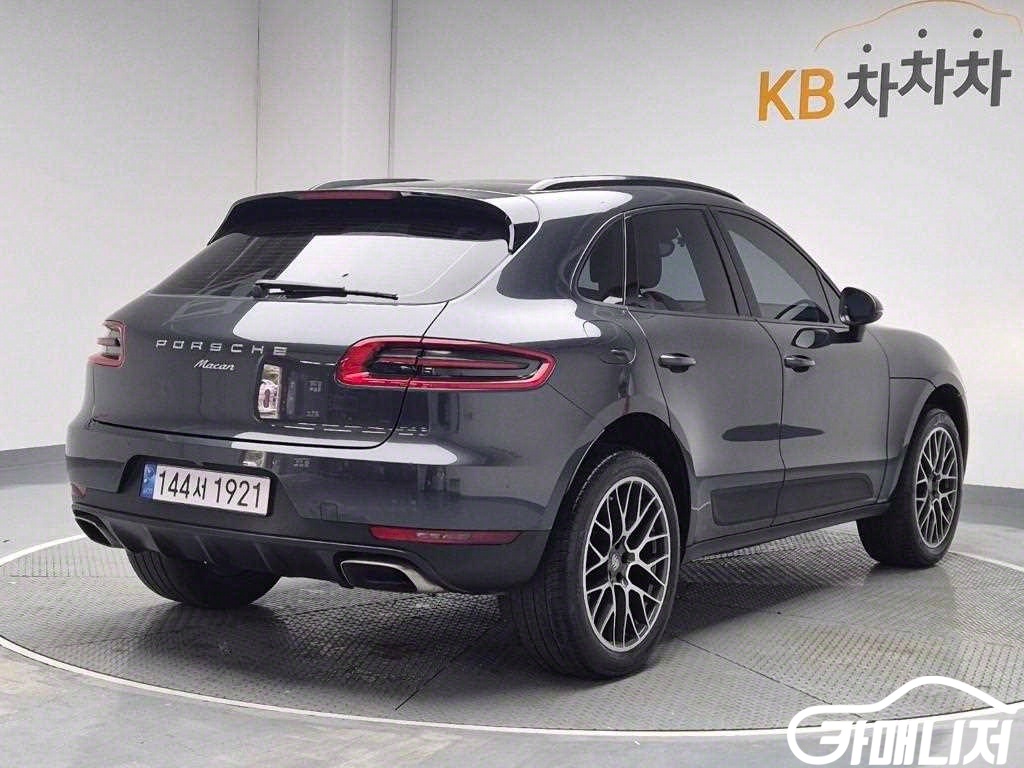 Porsche Macan Gasoline 2.0 thumbnail 3