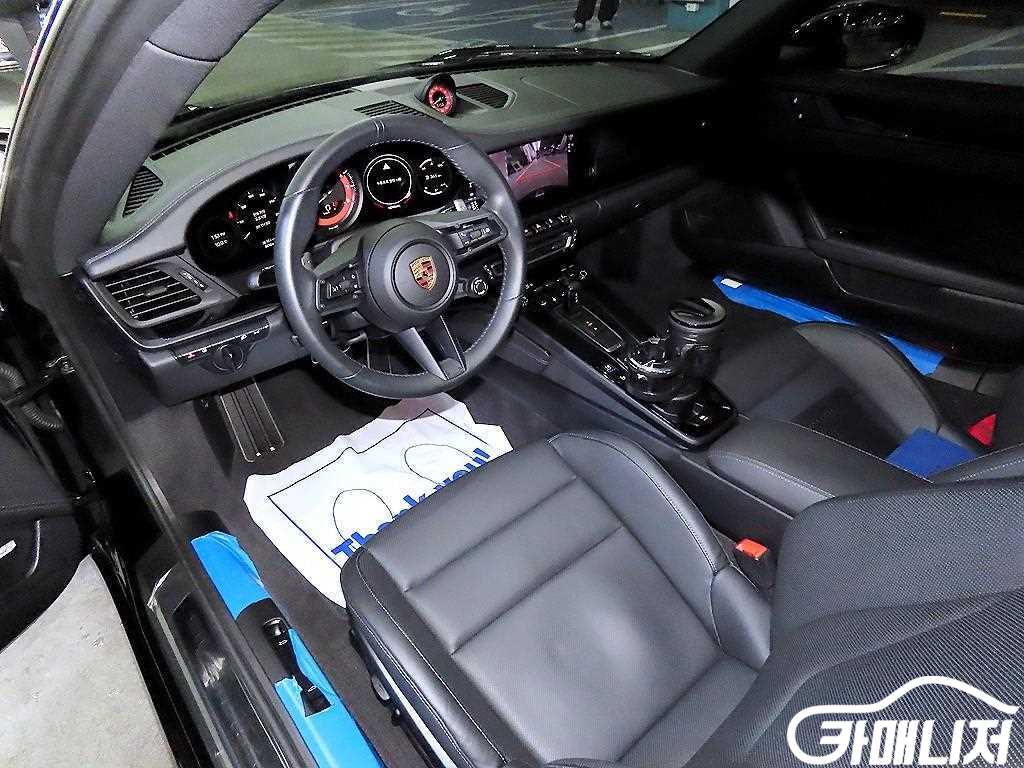 Porsche 911 Carrera 4 GTS thumbnail 10