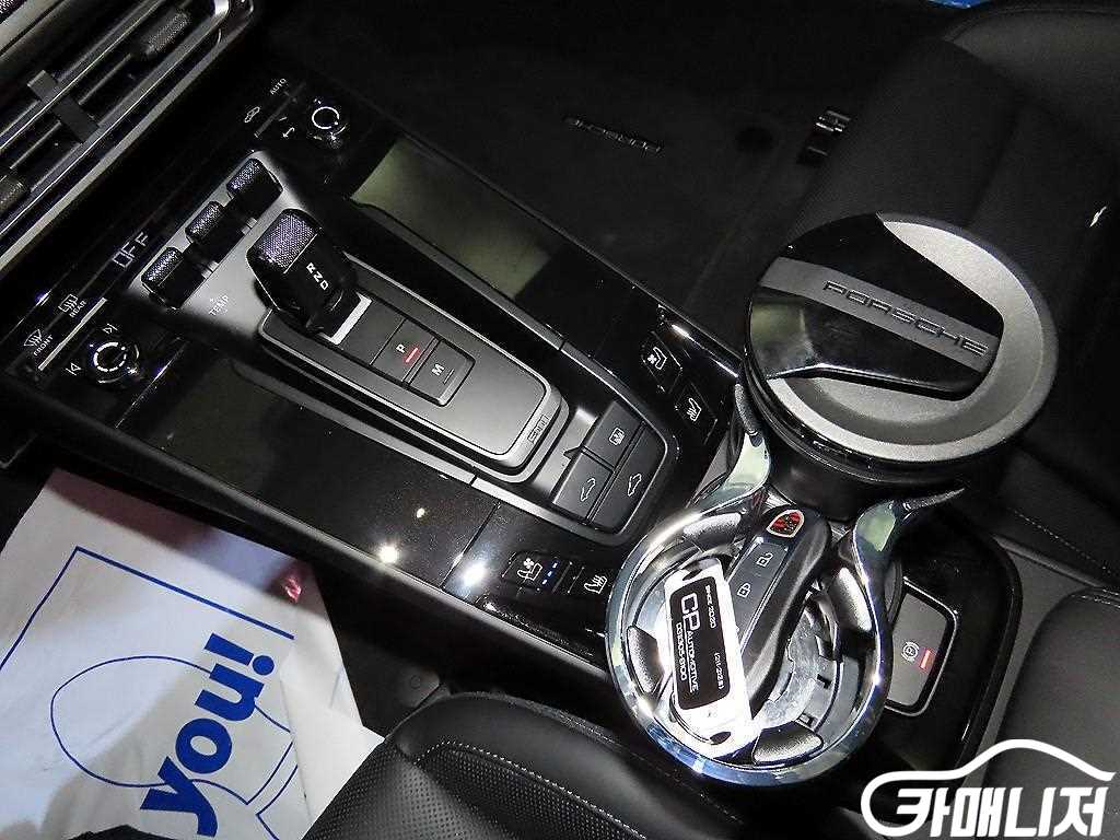 Porsche 911 Carrera 4 GTS thumbnail 12