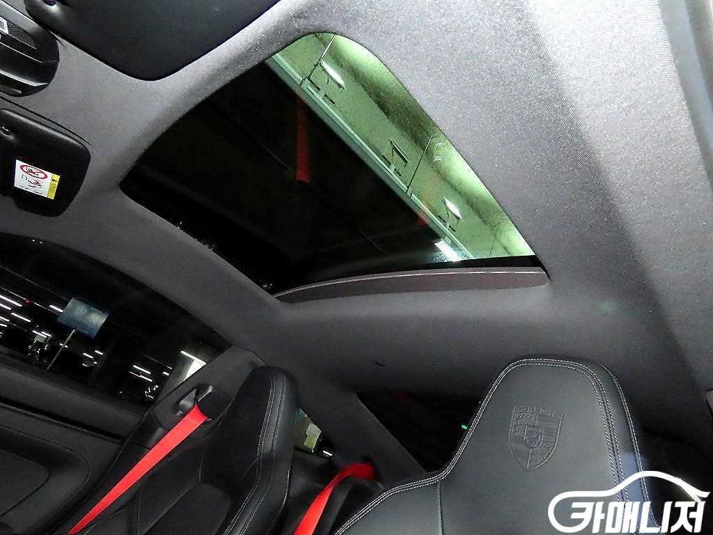 Porsche 911 Carrera 4 GTS thumbnail 16