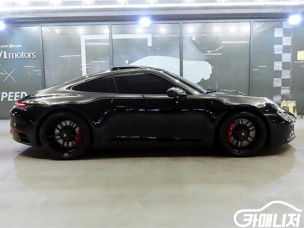 Porsche 911 Carrera 4 GTS thumbnail 3