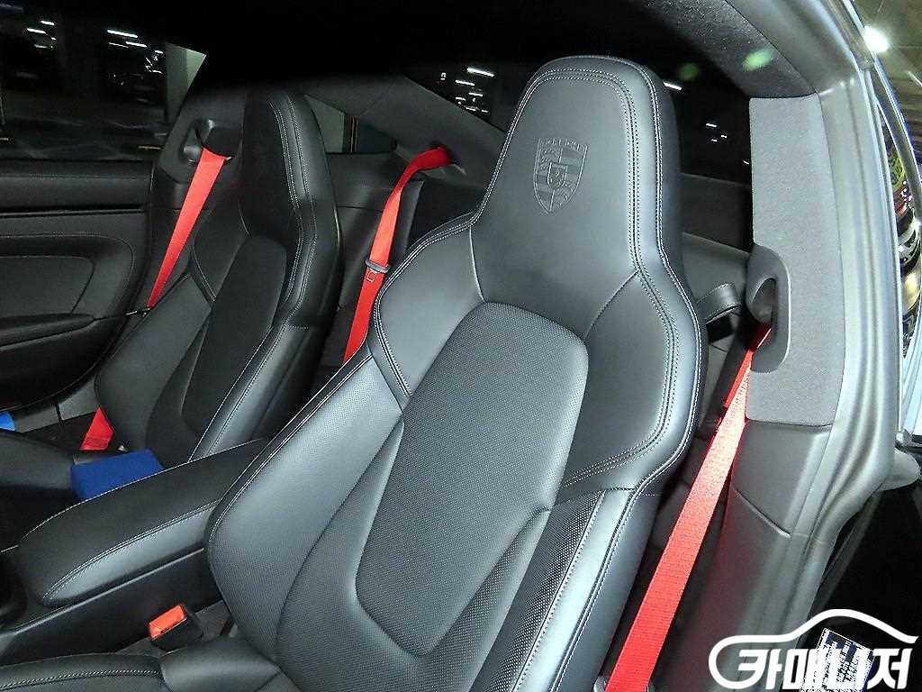 Porsche 911 Carrera 4 GTS thumbnail 7