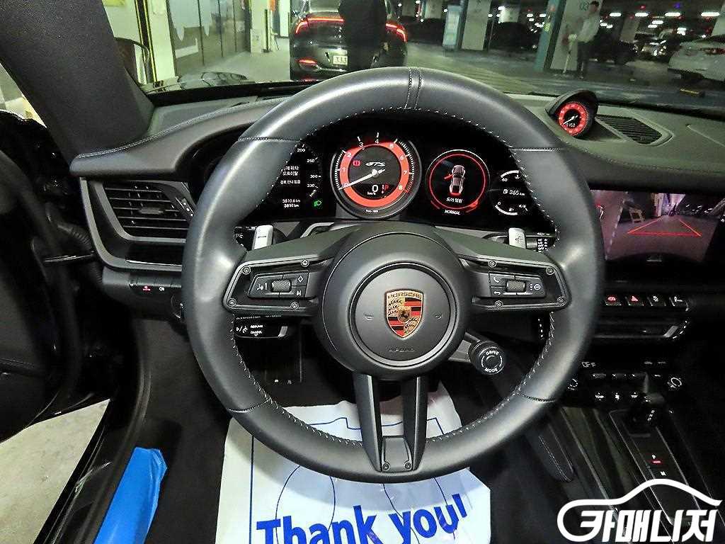 Porsche 911 Carrera 4 GTS thumbnail 8