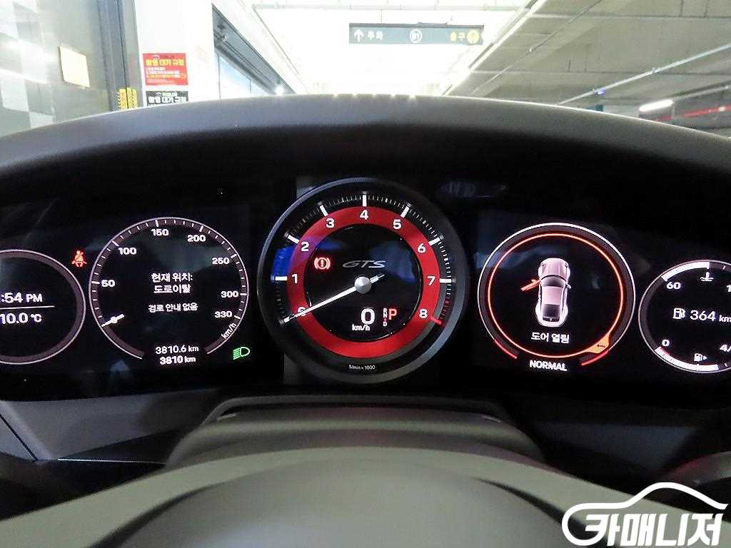 Porsche 911 Carrera 4 GTS thumbnail 9