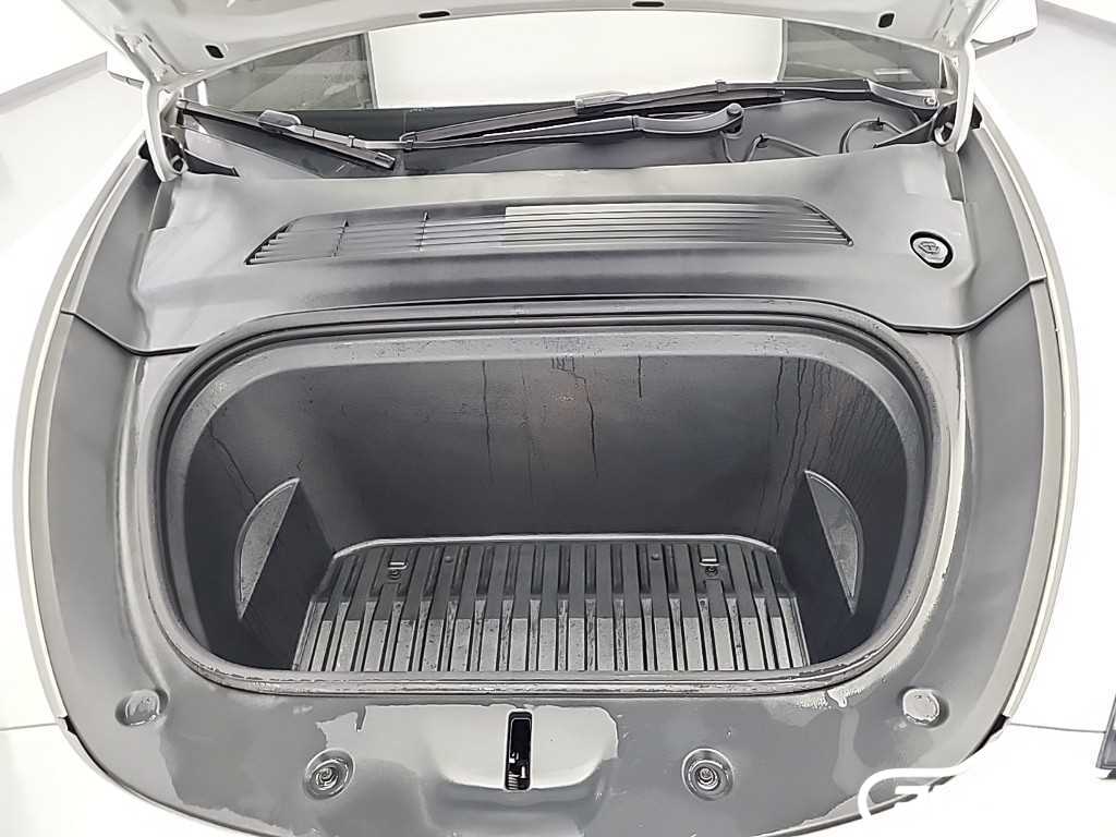 Tesla Model Y Rong Reinji thumbnail 5