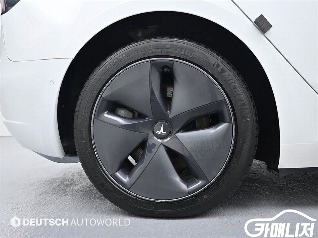 Tesla Model 3 Standard Reinji Peulreoseu thumbnail 5