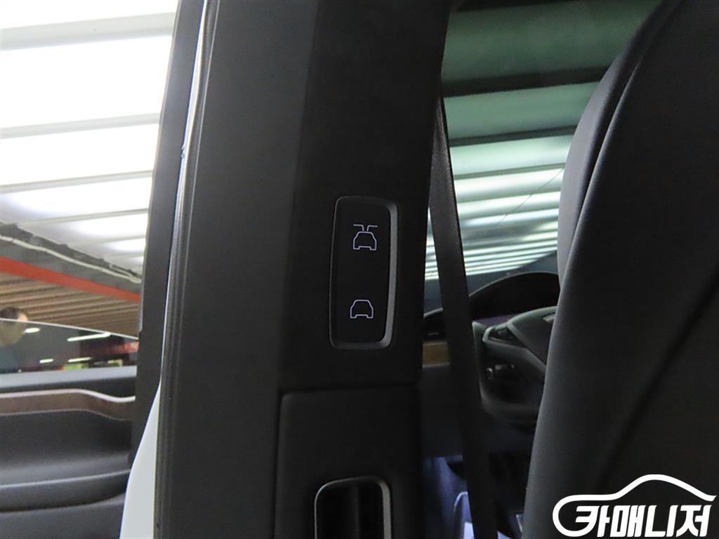 Tesla Model X 75D thumbnail 11