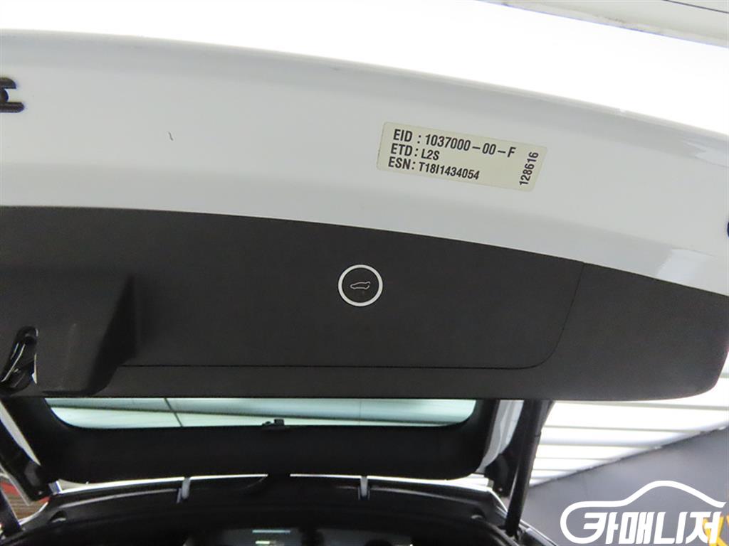 Tesla Model X 75D thumbnail 17