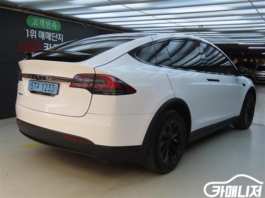 Tesla Model X 75D thumbnail 4