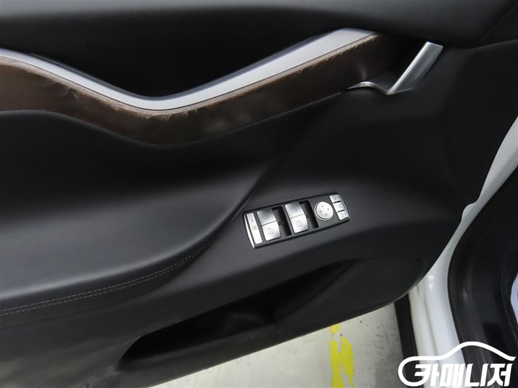 Tesla Model X 75D thumbnail 9