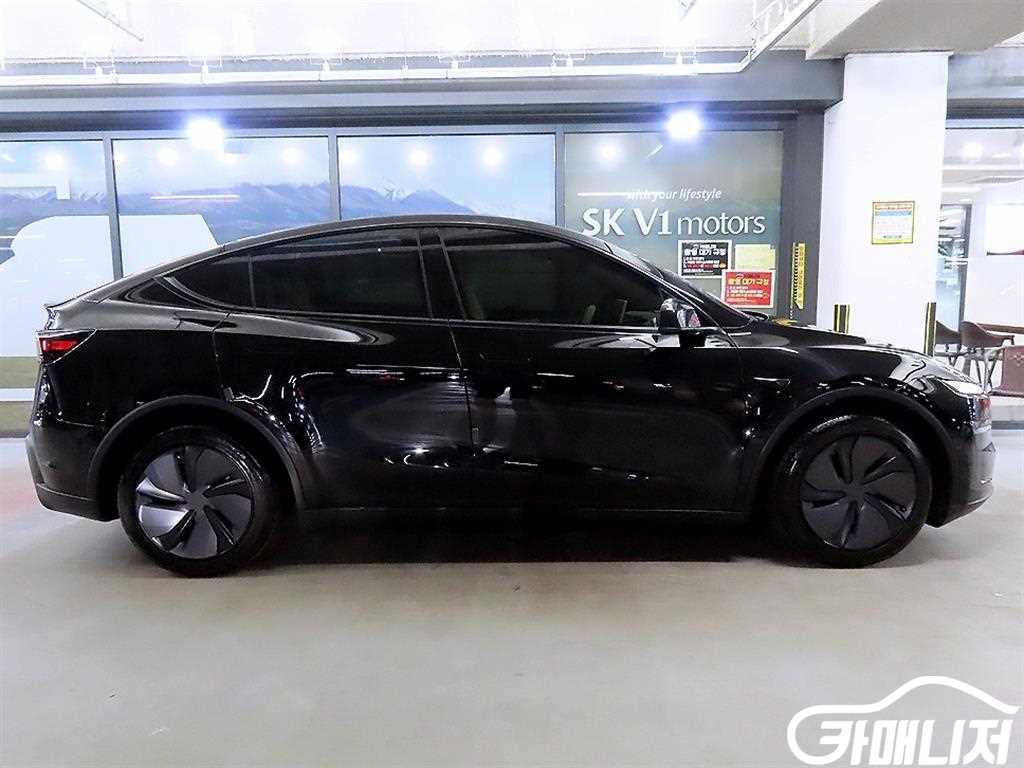 Tesla Model Y RWD thumbnail 3