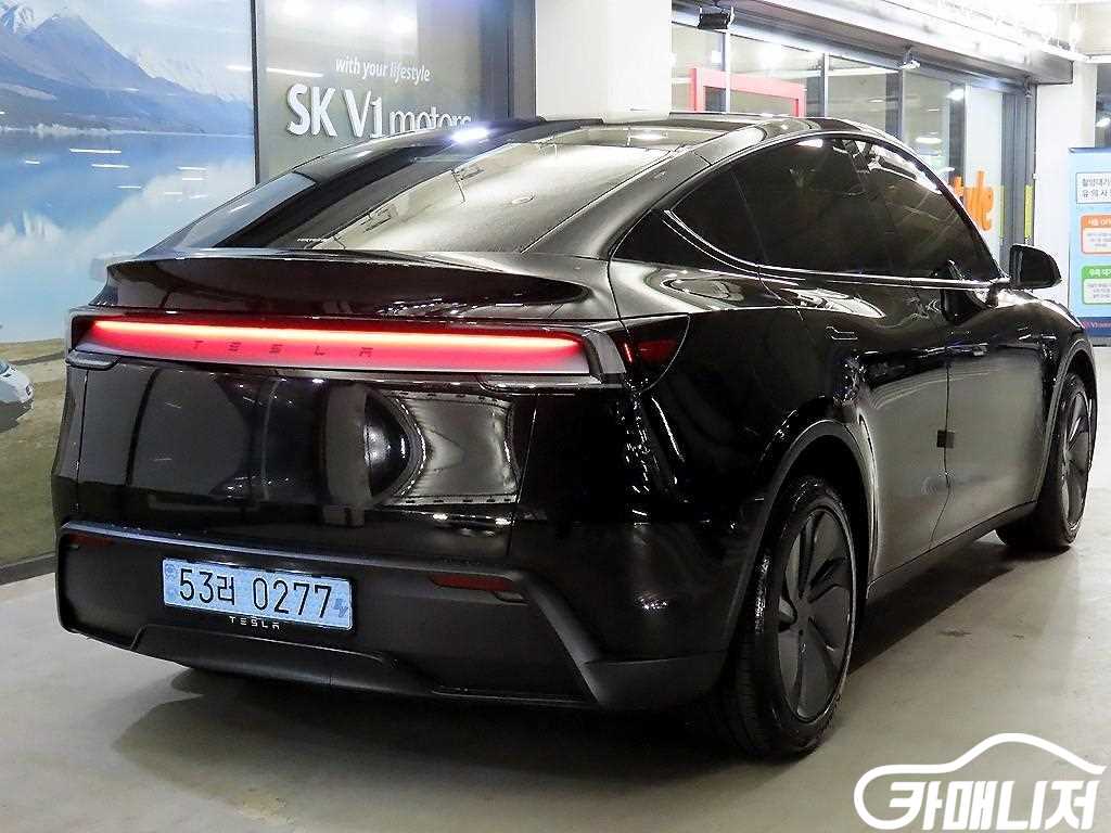 Tesla Model Y RWD thumbnail 4