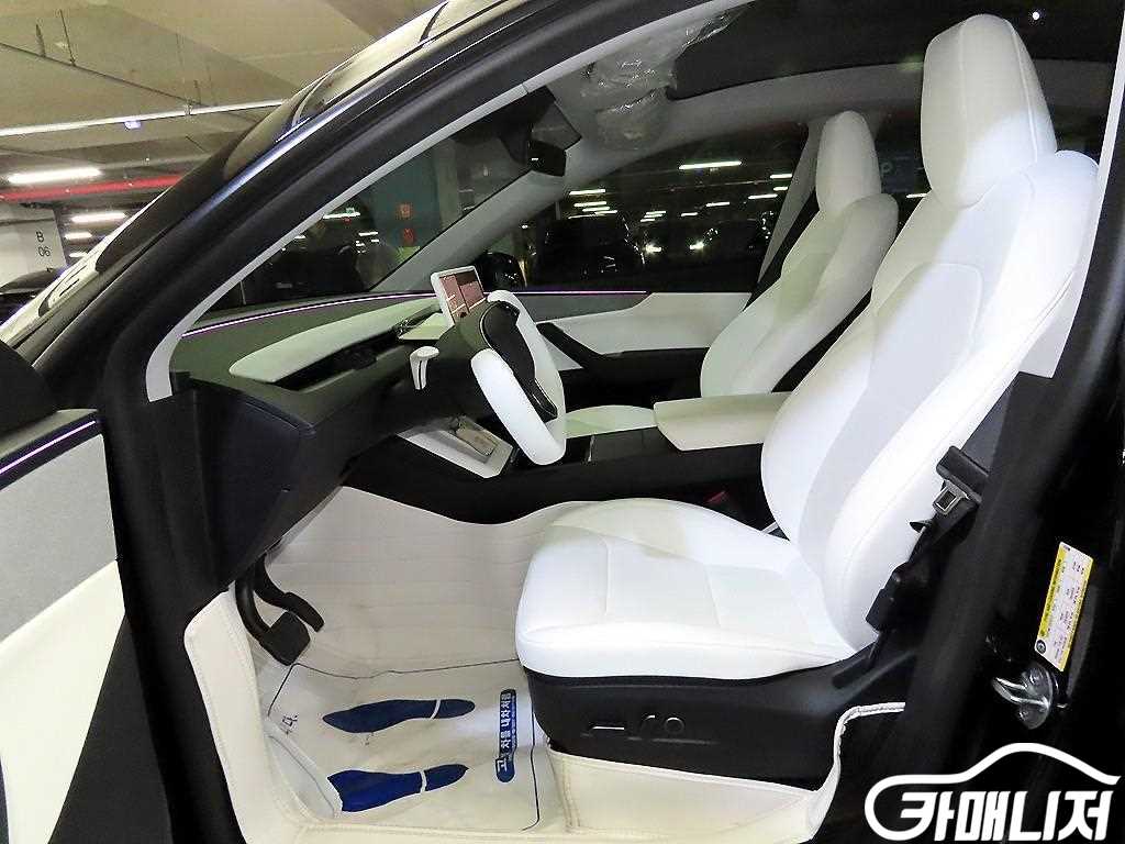 Tesla Model Y RWD thumbnail 6