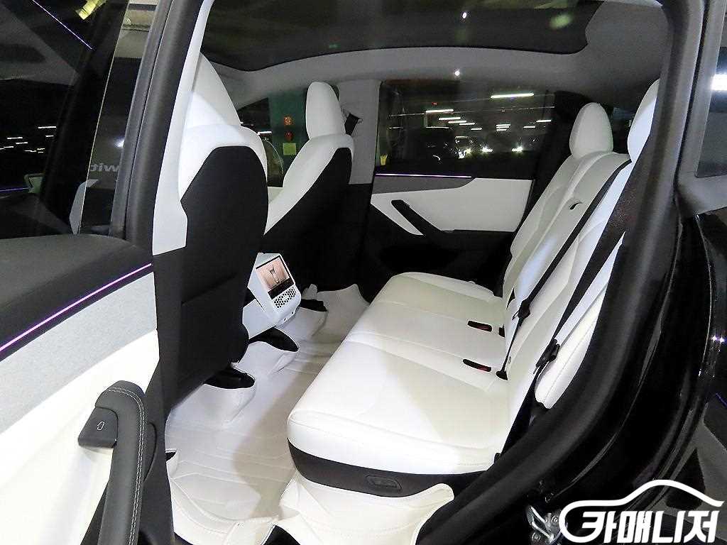 Tesla Model Y RWD thumbnail 7